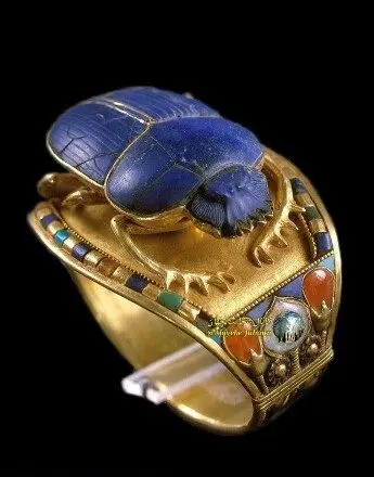 دستبند طلای فرعون با نقش سوسک مقدس+عکس