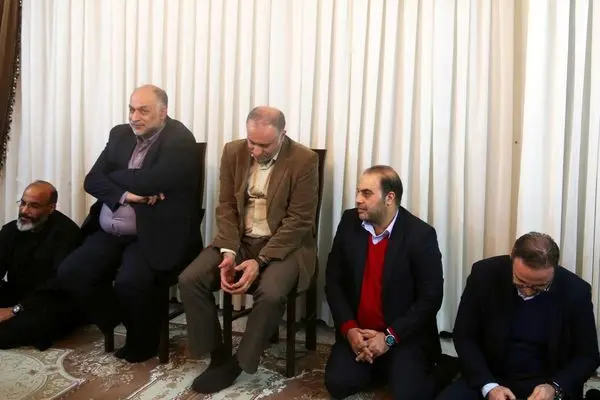 دیدار عباس شعبانی معاون شهردار پایتخت،مدیران ارشد شهرداری تهران  و مسود نصرتی شهردار منطقه ۲۲ با خانواده شهید معزز فرهاد مروتی