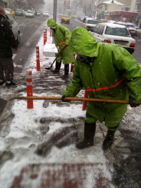 تدابیر شهرداری منطقه 3 جهت جلوگیری از یخ زدگی معابر و بزرگراه ها

