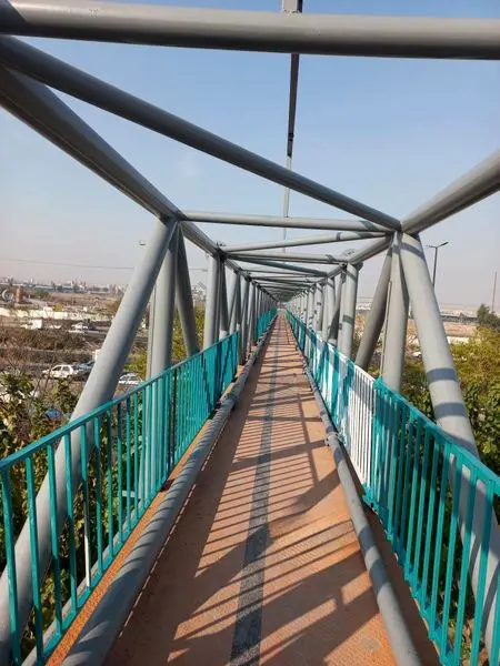 پل های عابر پیاده در بزرگراه آزادگان محدوده منطقه 19 رنگ تازه ای گرفت