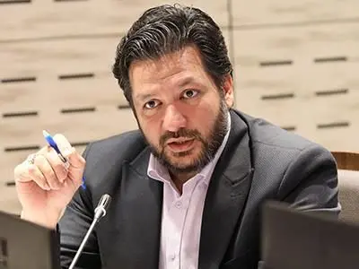 اجرای شمع‌های پل تقاطع غیر همسطح شهید محلاتی با بزرگراه بسیج

