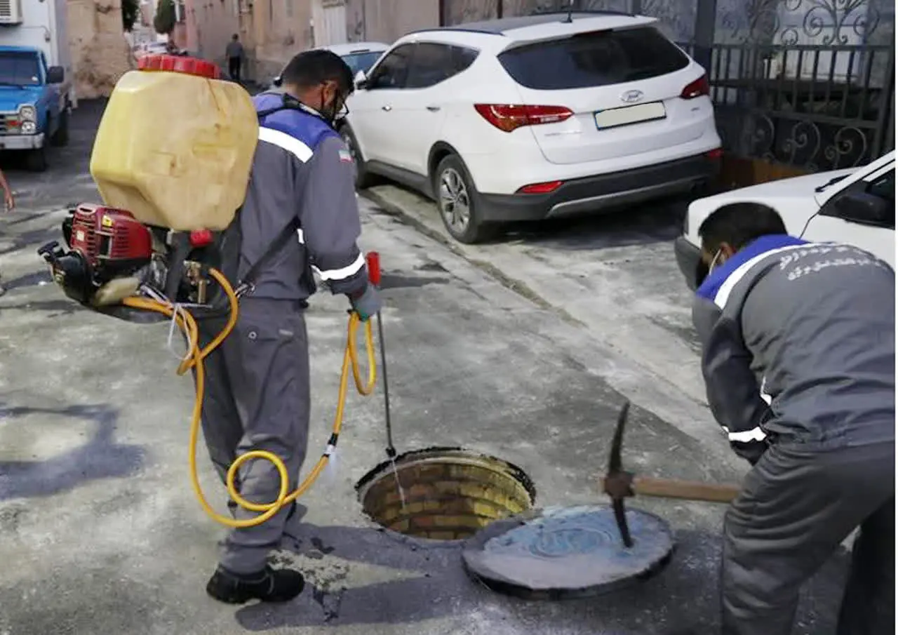 آغاز سم پاشی منهول های فاضلاب در کلانشهر اراک

