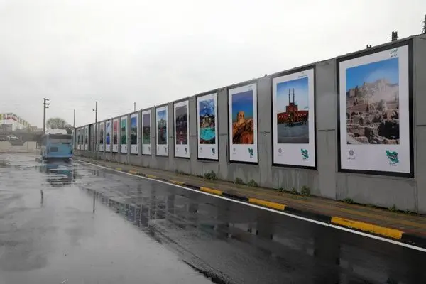 نصب 80 استیکر کمپین ایران ما در پایانه های اتوبوسرانی منطقه 19