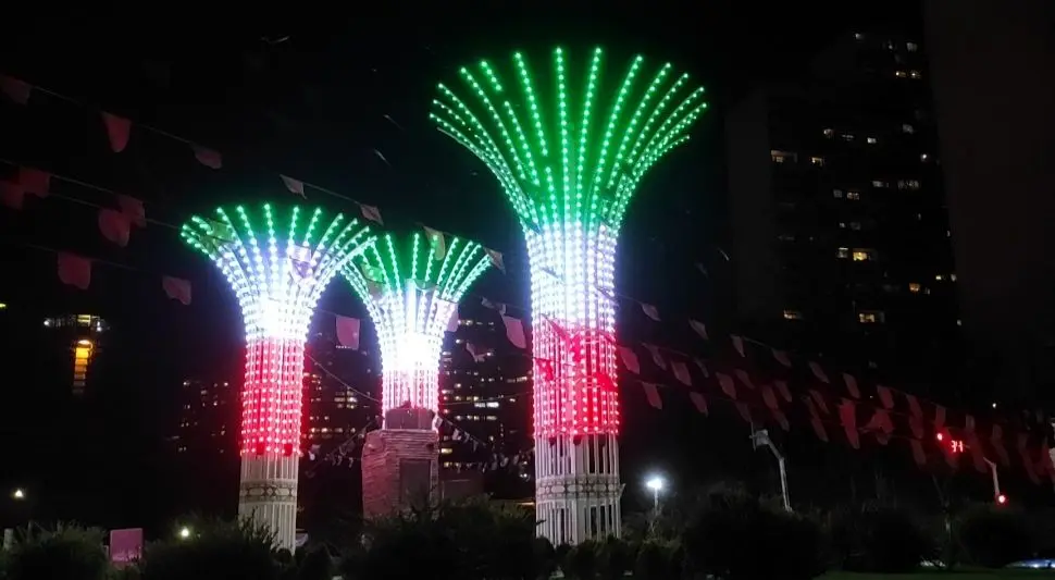 المان های میدان صنعت  رنگ پرچم جمهوری اسلامی به خود گرفت 

