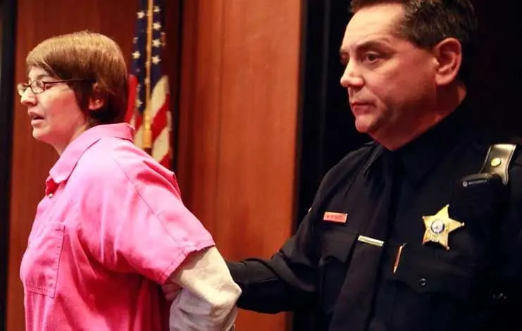 آزار و اذیت یک مرد از سوی زن شیطان صفت! + عکس 