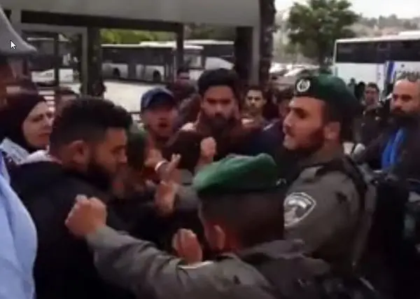 
حمله بی‌دلیل سربازان به یک جوان + عکس
