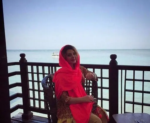 خانم بازیگر و مدل معروف با چادر سفید گل گلی!+عکس