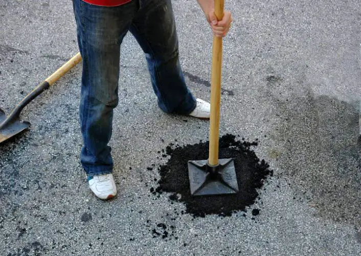 مرمت  ولکه گیری های معابر شمال شرق تهران با استفاده از آسفالت سرد

