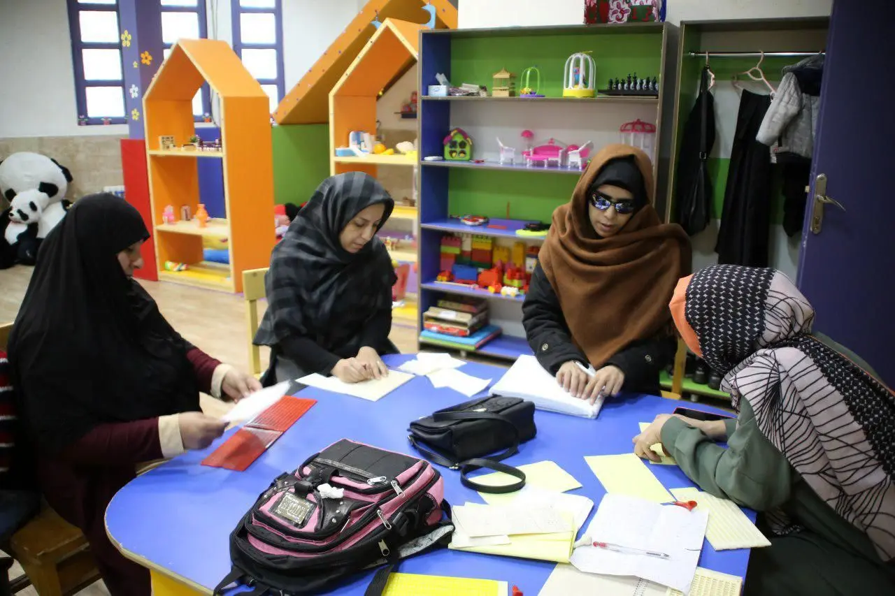 آموزش مهارت های اجتماعی به کودکان نابینا در باغچه حواس منطقه ۱۵

