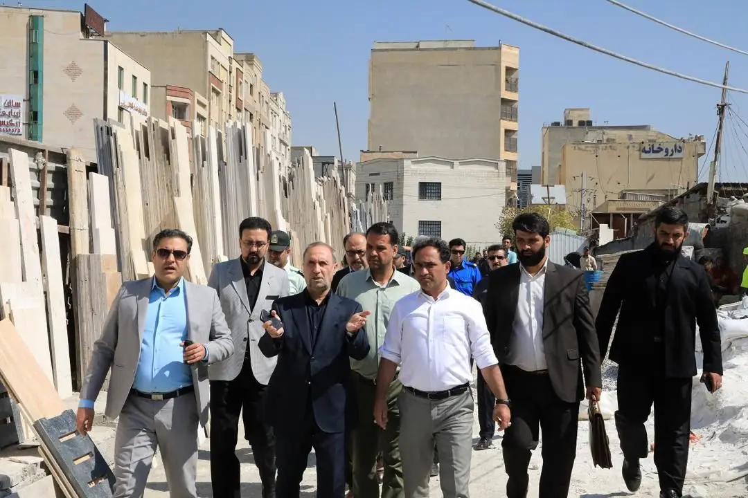 اجرای فاز دوم تخلیه سنگ فروشی ها ی محدوده میدان کتاب سعادت آباد  

