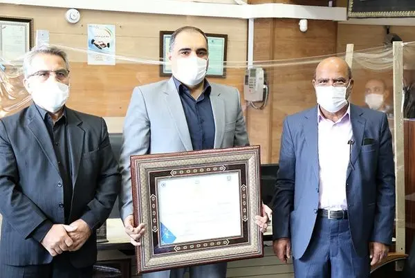 اهداء لوح دهمین گردهمایی روسای موفق شعب بانک های کشور به همکاران شعبه ابوریحان استان آذربایجان شرقی
