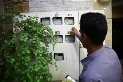 نصب برچسب اطلاعات اشتراک بر روی کنتورهای برق در استان قم

