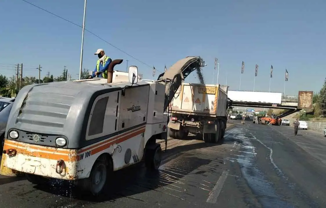 بهسازی روکش آسفالت در مقاطع قابل توجهی از آزادراه شهید فهمیده(تهران-کرج)

