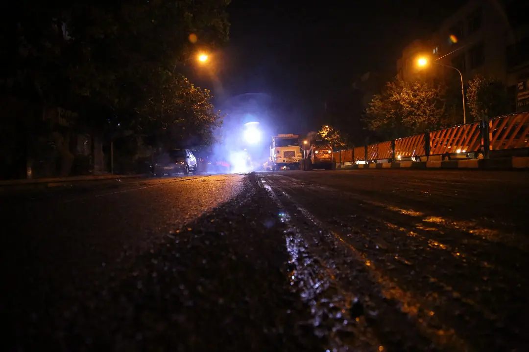 بازسازی  آسفالت  خیابان جمهوری اسلامی در حال انجام است
