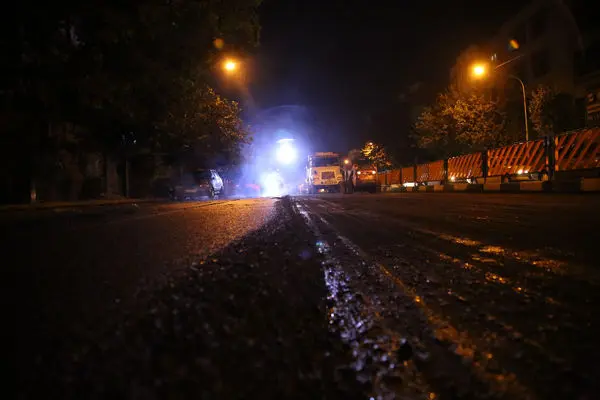 بازسازی آسفالت خیابان جمهوری اسلامی در حال انجام است