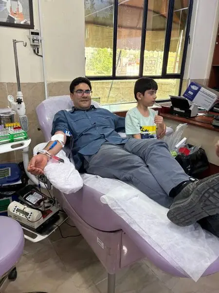  پدری که الفبای نوع دوستی را در پویش “مهر حسینی برای ایران” به فرزندش آموخت

