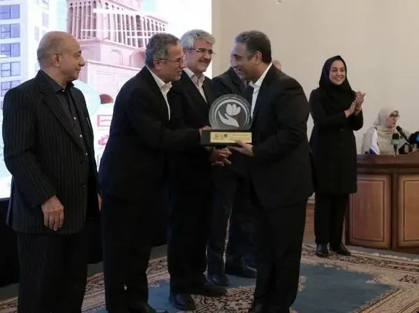 تجلیل از مدیرعامل بانک مسکن برای حمایت از پروژههای ساختمانی در حوزه مسوولیت اجتماعی