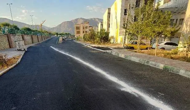 اجرای عملیات نوسازی و روکش دستی آسفالت معابر پرتردد محله دهکده المپیک 

