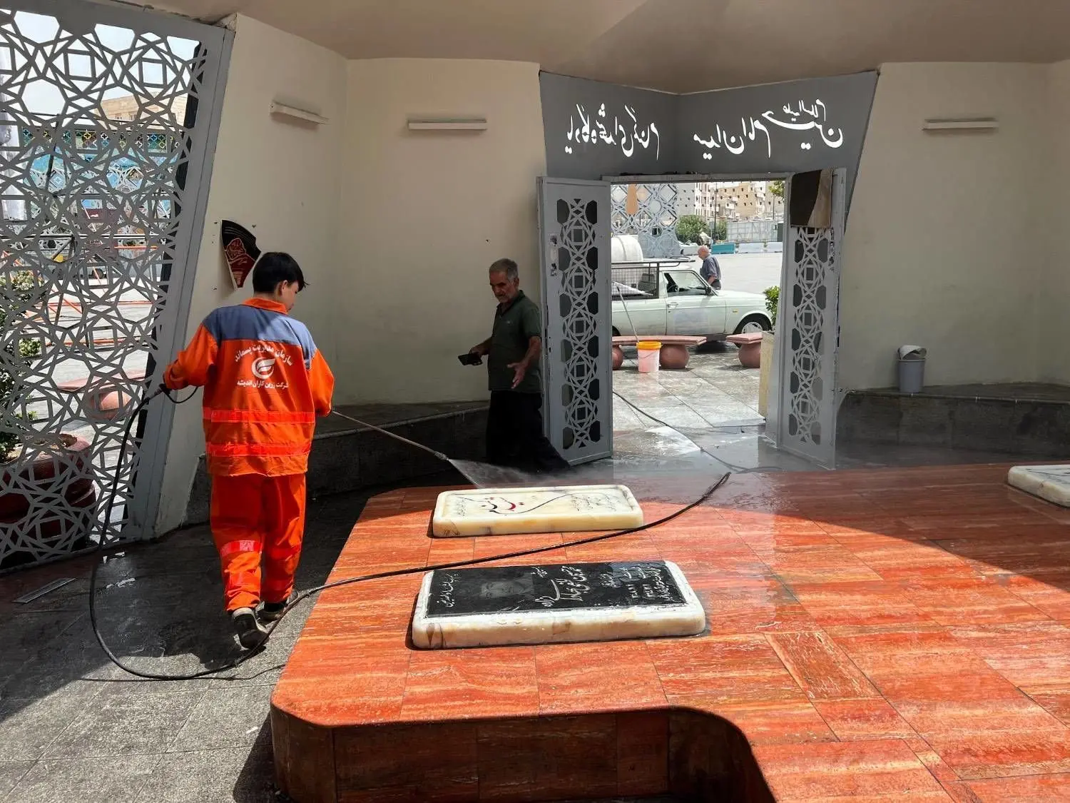 پاکسازی و شست و شوی مقبره الشهدای گمنام میدان آئینی امام حسین(ع)

