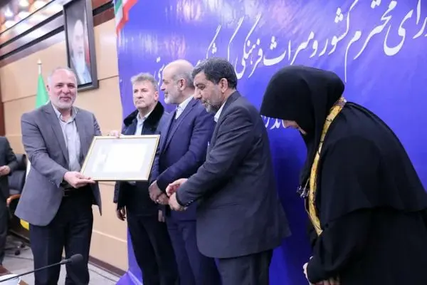 لوح ثبت شهر ملی تفرشی دوزی به معاون عمرانی استانداری مرکزی اهدا شد