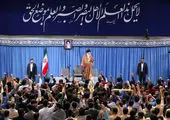 تصویر کمتر دیده شده از رهبر انقلاب در کنار پدرشان