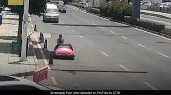 
رانندگی یک زن با ماشین عجیب در خیابان سوژه کاربران شد + عکس
