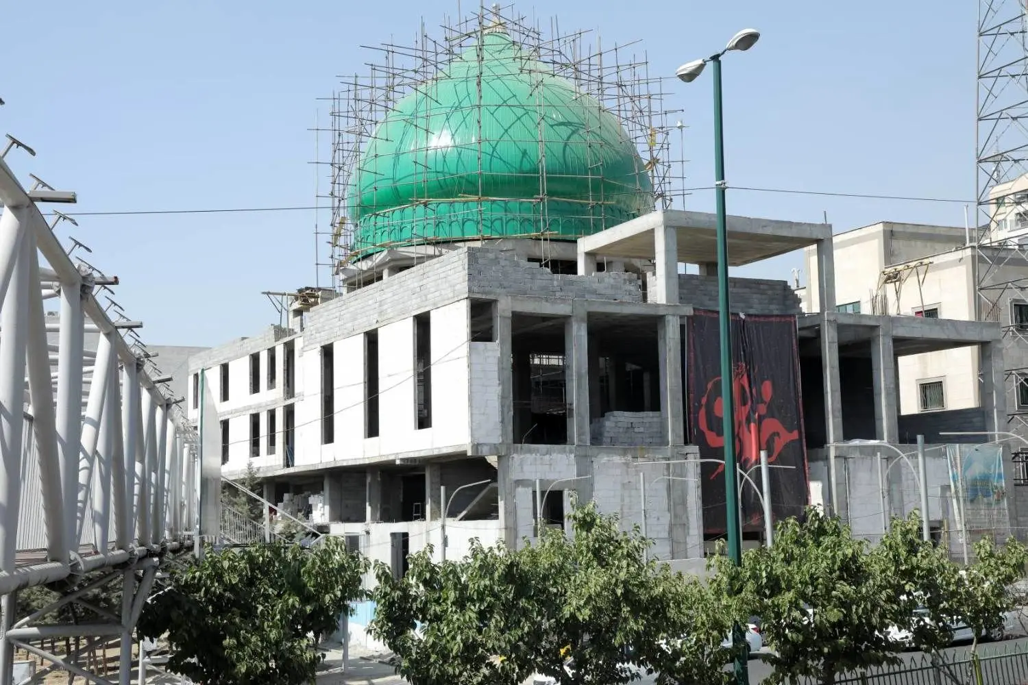 عملیات نصب گنبد مسجد الزهرا (ص)  تکمیل شد

