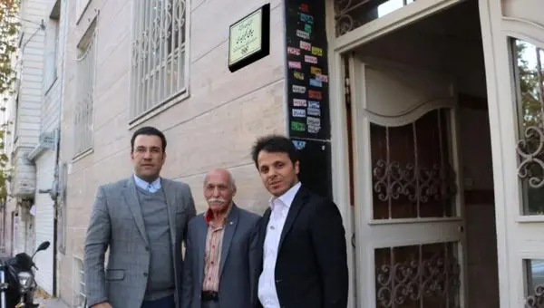 نصب پلاک افتخار بر سردرب منزل دو المپین وزنه برداری و کشتی