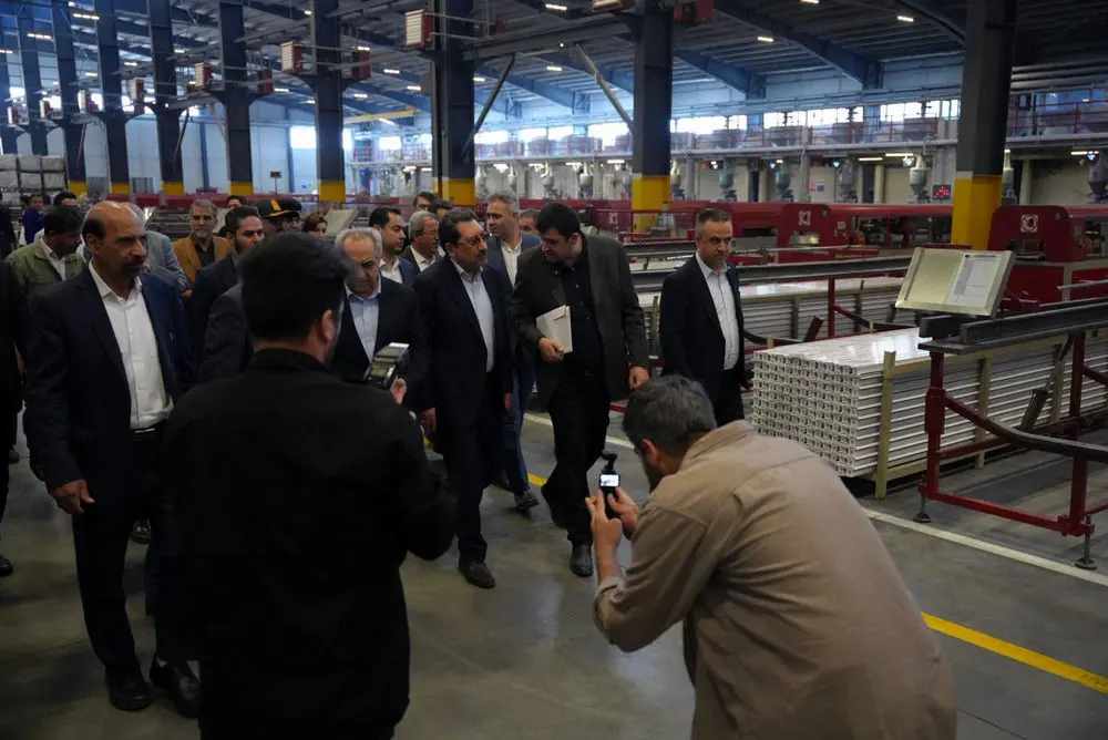 بازدید وزیر صنعت، معدن و تجارت از گروه تولیدی تجهیزات ساختمانی
