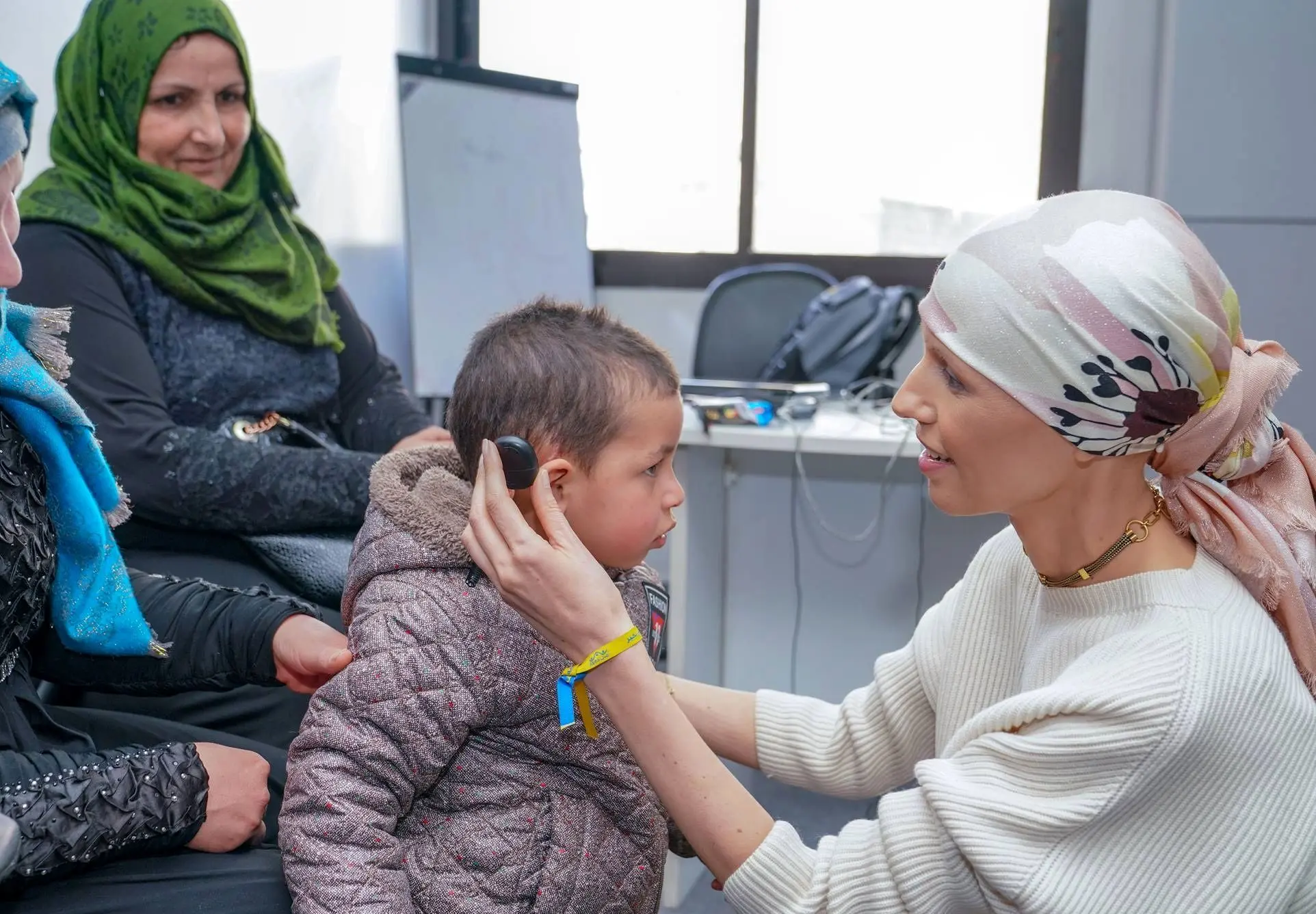 ظاهر همسر بشار اسد در دیدار با کودکان ناشنوا+ عکس