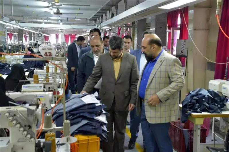 بازدید مشاور رئیس جمهور و دبیر شورای عالی مناطق آزاد کشور از واحد تولید پوشاک هپی لند

