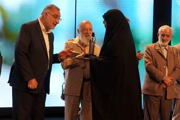 تجلیل از شهردار و مدیران نمونه منطقه۸