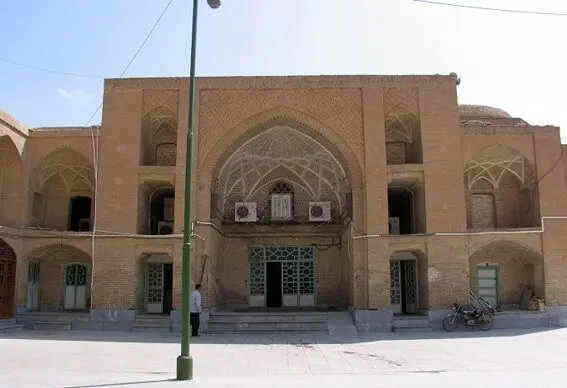 بازیابی بخشی از شکوه گذشته ایوان مسجد سرخ ساوه