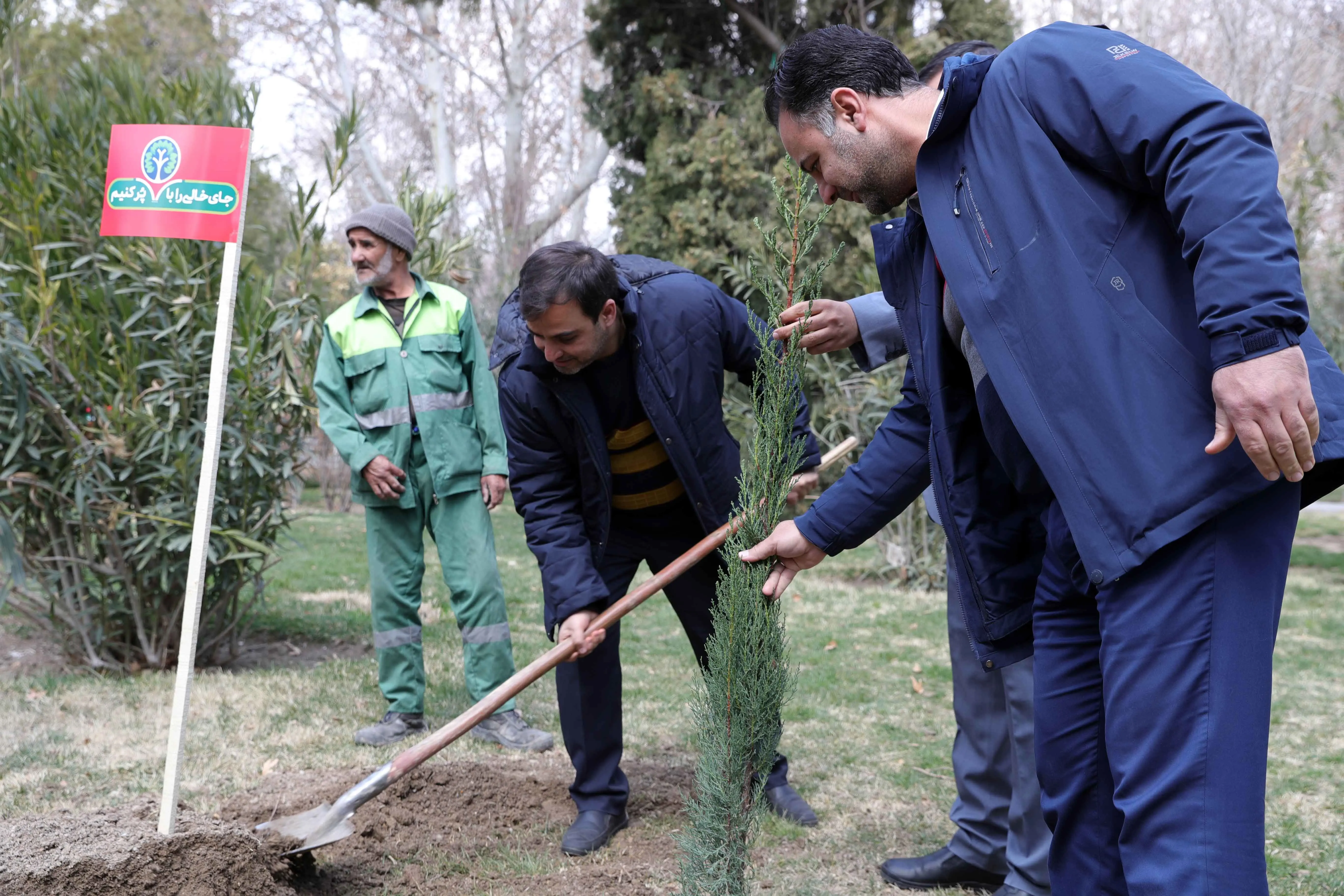 بهبود زیست در اصفهان با شعار «جای خالی را با درخت پر کنید»

