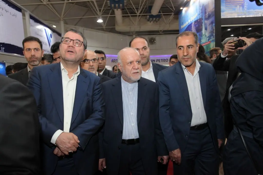 بازدید زنگنه از غرفه پتروشیمی خلیج فارس

