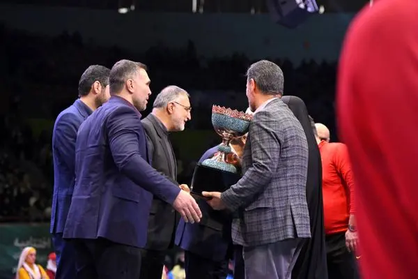 کاپ قهرمانی به شهردار  منطقه یک اهدا شد