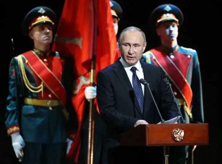 پوتین در قبرستان پیسکاروف + عکس