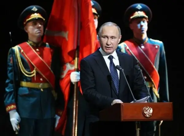 پوتین در قبرستان پیسکاروف + عکس