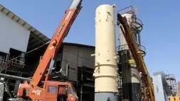 نصب برج مخزن خوراک پروژه بهبود راندمان واحد موم‌گیری پالایشگاه نفت ایرانول