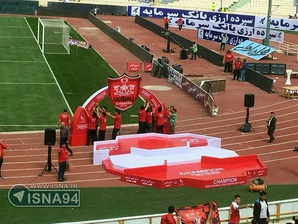 آماده‌سازی سکوی قهرمانی پرسپولیس در ورزشگاه آزادی+عکس