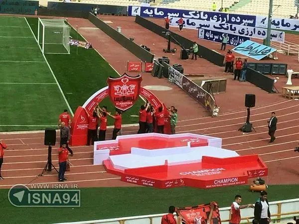 آماده‌سازی سکوی قهرمانی پرسپولیس در ورزشگاه آزادی+عکس