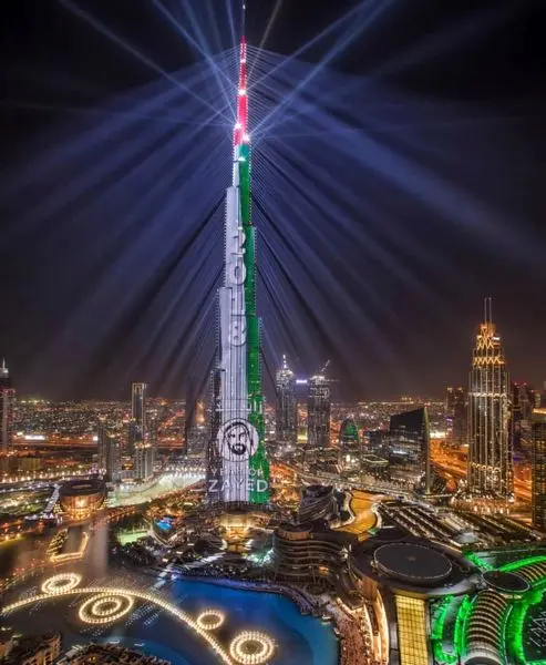 نورپردازی برج خلیفه دبی به رنگ پرچم امارات+عکس