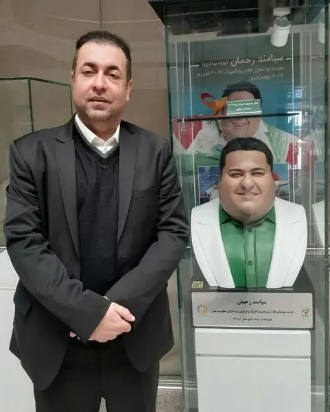 پیام عزیزی قطعه موسیقایی «پهلوان خندان» را برای «سیامند رحمان» خواند