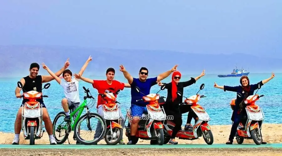 بلبشوی موتور های شارژی در جزیره کیش + عکس