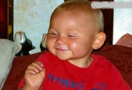 ین پسر با خوردن هویج پوست بدنش نارنجی می شود!+عکس