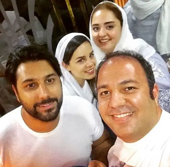 عکس یادگاری علی اوجی و نرگس محمدی با احسان خواجه امیری و همسرش+عکس