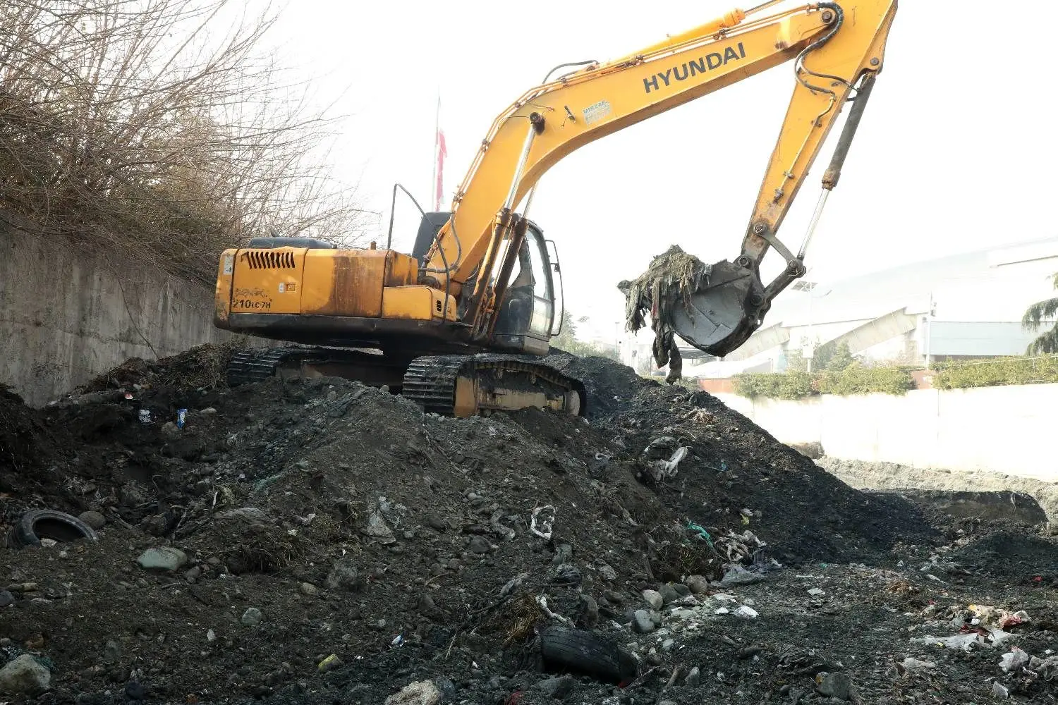 لایروبی مسیل و حوضچه‌های رسوب‌گیر منطقه2

