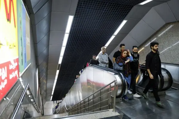تمامی پله برقیها در ورودی شرقی ایستگاه تجریش فعال هستند
