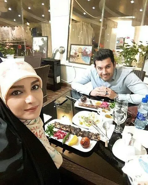 خوشگذرانی خانم مجری مشهور و همسرش در یک رستوران+عکس