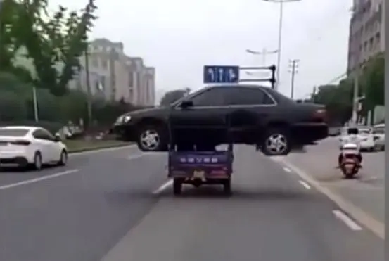 حمل خودرو با سه چرخه موتوری! + عکس